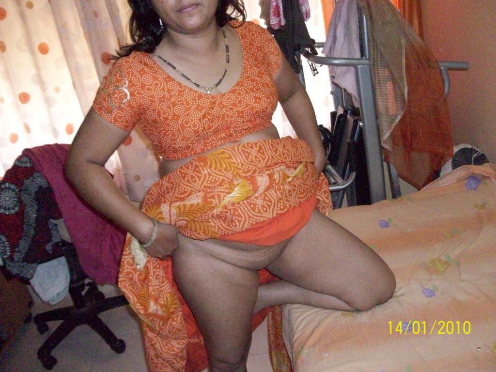 Indian aunties hot half nude