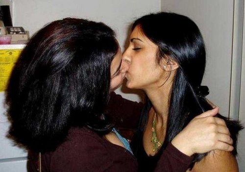 Pornpic kissing sex image of indian