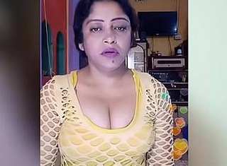 Aunty cleavage