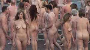 Mujeres desnudas en la playa.